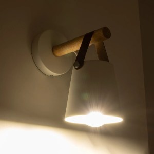 glo-00946-00946_2 GLOBOSTAR® AMY 00946 ΜΟΝΤΕΡΝΟ ΕΠΙΤΟΙΧΙΟ ΦΩΤΙΣΤΙΚΟ ΑΠΛΙΚΑ ΜΟΝΟΦΩΤΟ 1 X E27 IP20 ΛΕΥΚΟ ΜΕΤΑΛΛΟ, ΜΠΕΖ ΞΥΛΟ ΜΕ ΠΟΡΤΟΚΑΛΙ ΔΕΡΜΑ - Μ13 X Π21 X Y24CM