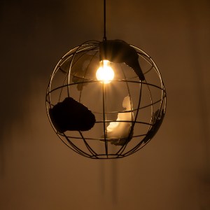 glo-01663-01663_3 GLOBOSTAR® EARTH 01663 VINTAGE ΚΡΕΜΑΣΤΟ ΦΩΤΙΣΤΙΚΟ ΦΙΓΟΥΡΑ ΜΟΝΟΦΩΤΟ 1 X E27 IP20 ΜΑΥΡΟ ΜΕΤΑ